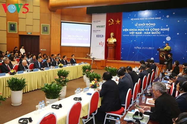 Vize-Premierminister Vu Duc Dam ist beim Start des Wissenschaftsinstituts Vietnam-Südkorea anwesend