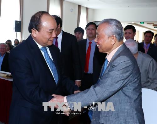Premierminister Nguyen Xuan Phuc trifft Pensionären des Regierungsbüros