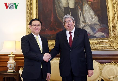 Vize-Premierminister Vuong Dinh Hue besucht Portugal