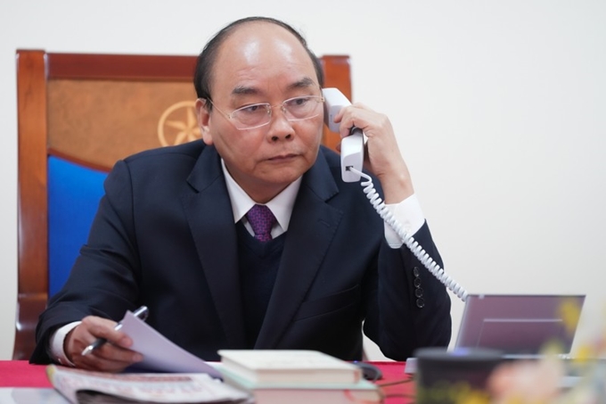 Premierminister Nguyen Xuan Phuc diskutiert die Covid-19-Bekämpfung mit Regierungschefs Japans und Tschechiens