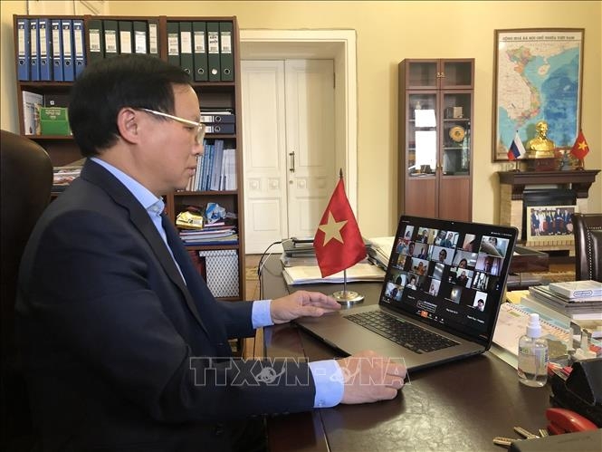 Online-Konferenz zur Covid-19-Bekämpfung und Unterstützung vietnamesischer Gemeinschaft in Russland und Deutschland
