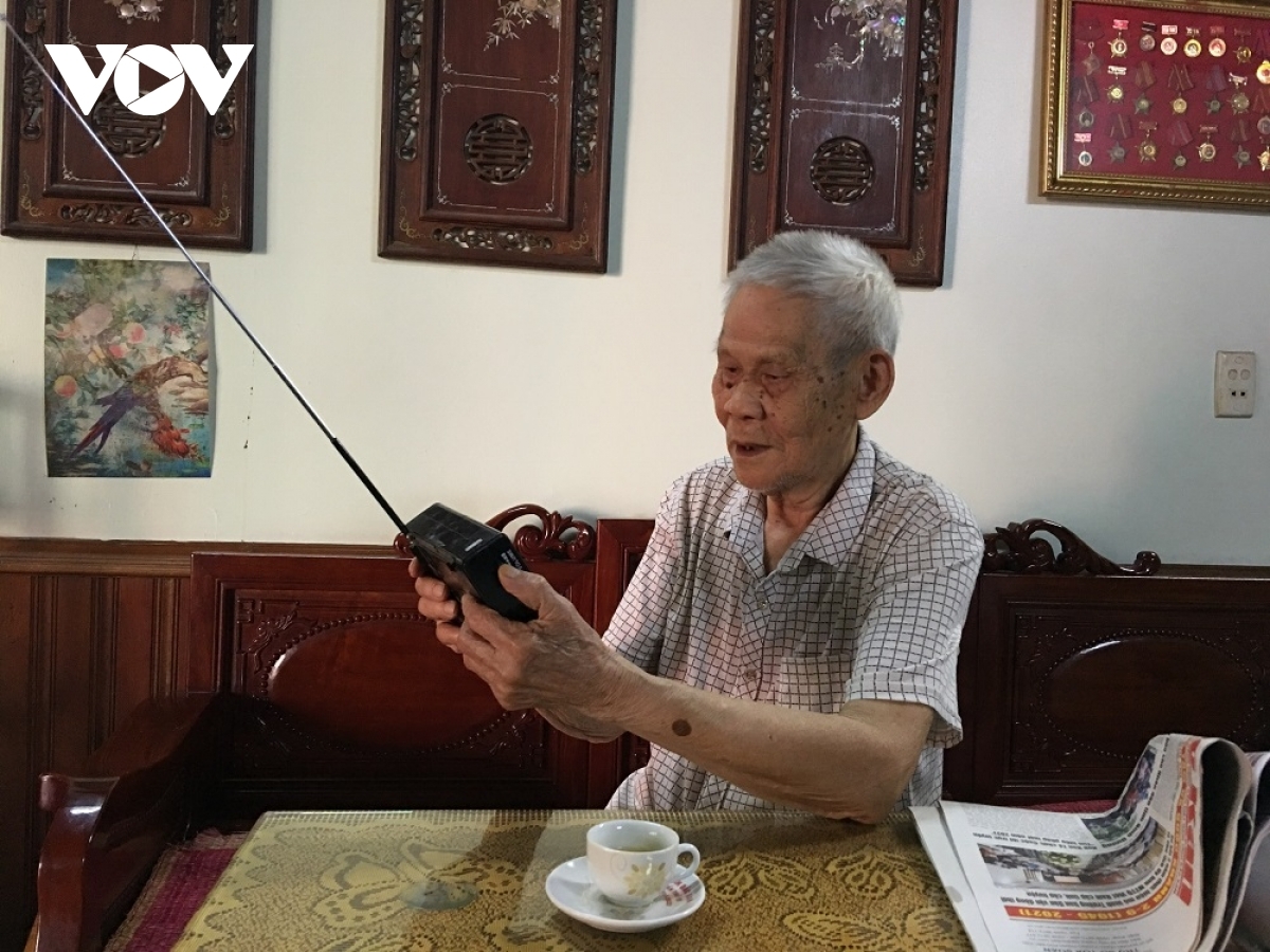 Menschen in Viet Bac mit dem Radiosender “Die Stimme Vietnams”