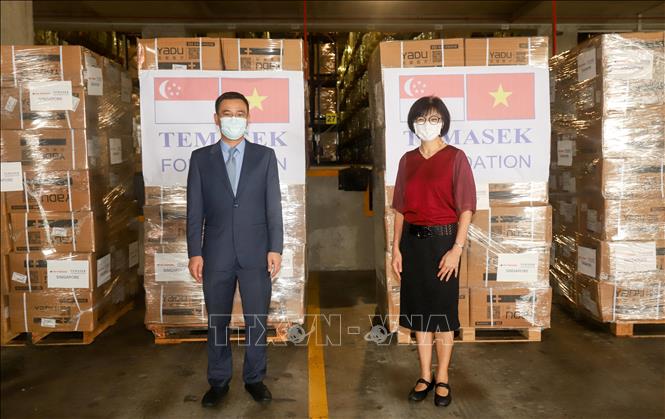 Vietnamesische Botschaft in Singapur empfängt Hilfgüter des Temasek-Fonds