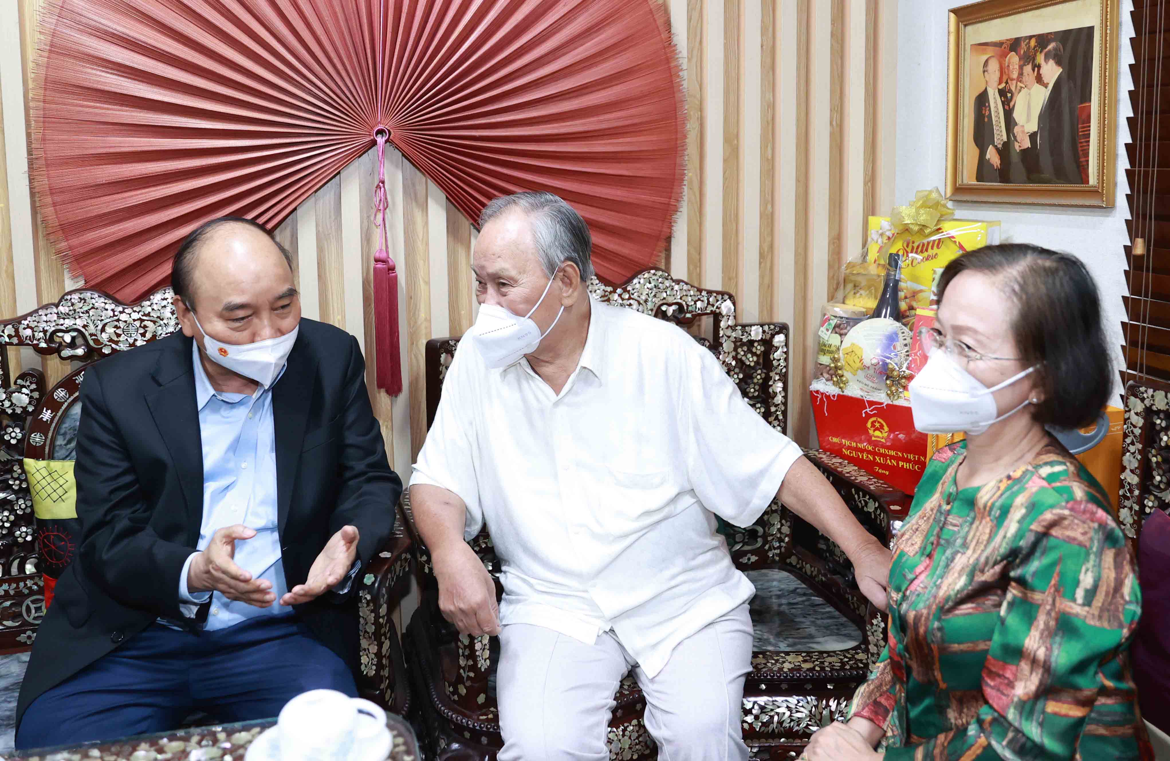 Staatspräsident Nguyen Xuan Phuc trifft einige Lehrer in Ho-Chi-Minh-Stadt