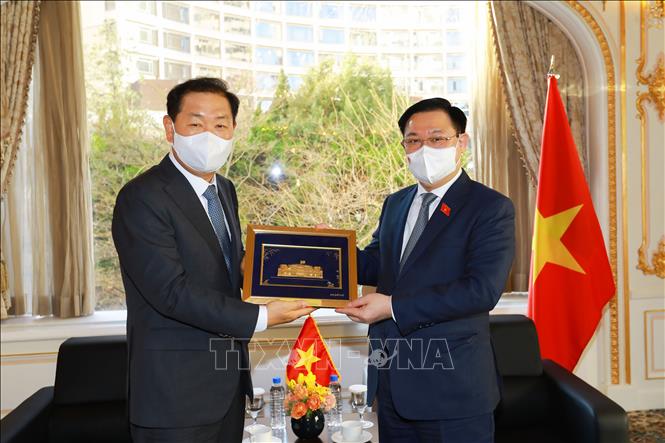 Parlamentspräsident Vuong Dinh Hue trifft Leiter südkoreanischer Unternehmen
