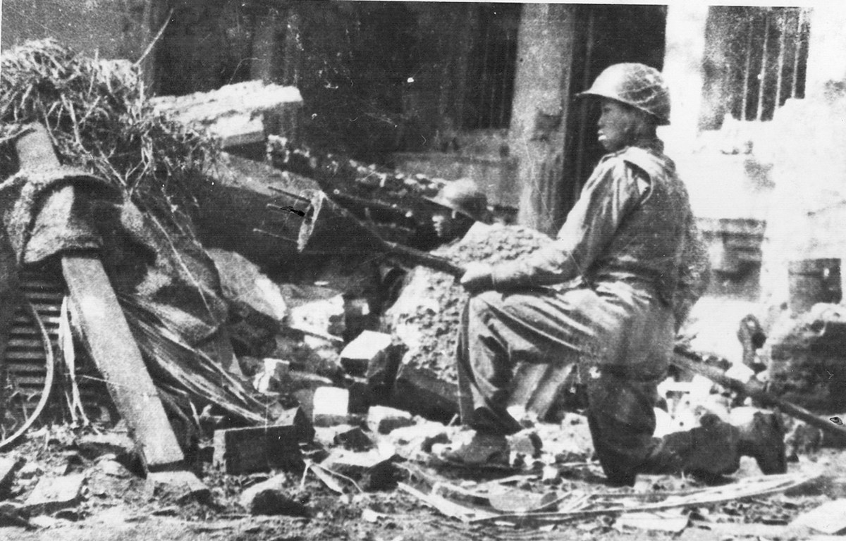 Ausstellung der Archivbilder über den Kampfgeist der Bewohner und Soldaten der Hauptstadt Hanoi vor 75 Jahren