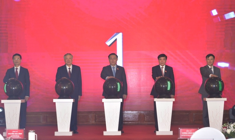 Parlamentspräsident Vuong Dinh Hue nimmt an Einweihung von vier IT-Anwendungen im Gerichtsbereich teil