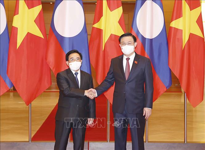 Parlamentspräsident Vuong Dinh Hue führt Gespräch mit dem laotischen Premierminister Phankham Viphavanh