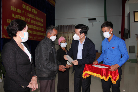 Ständiges Mitglied des Sekretariats Vo Van Thong beglückwünscht Leiter der Provinz Quang Ngai zum traditionellen Tetfest