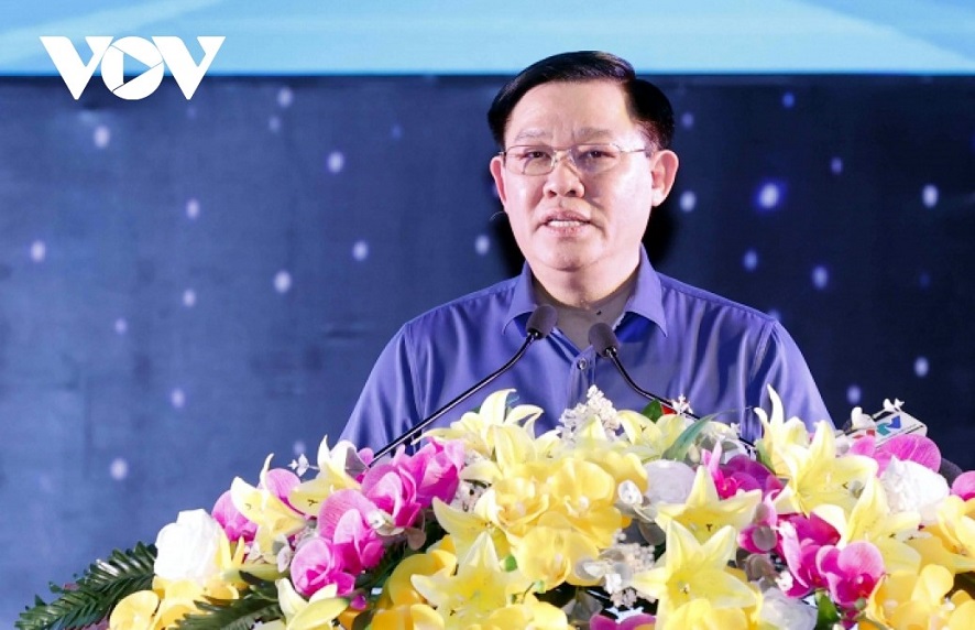 Parlamentspräsident Vuong Dinh Hue nimmt am Tet-Programm in der Provinz Binh Duong teil