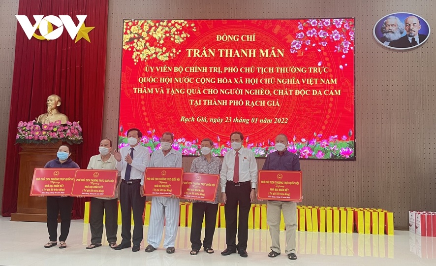 Vize-Parlamentspräsident Tran Thanh Man überreicht armen Menschen in der Provinz Kien Giang Geschenke