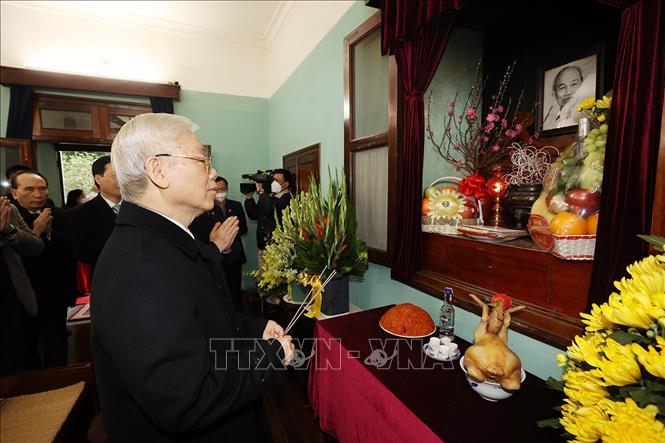 KPV-Generalsekretär Nguyen Phu Trong zündet Räucherstäbchen zum Andenken an Präsident Ho Chi Minh an