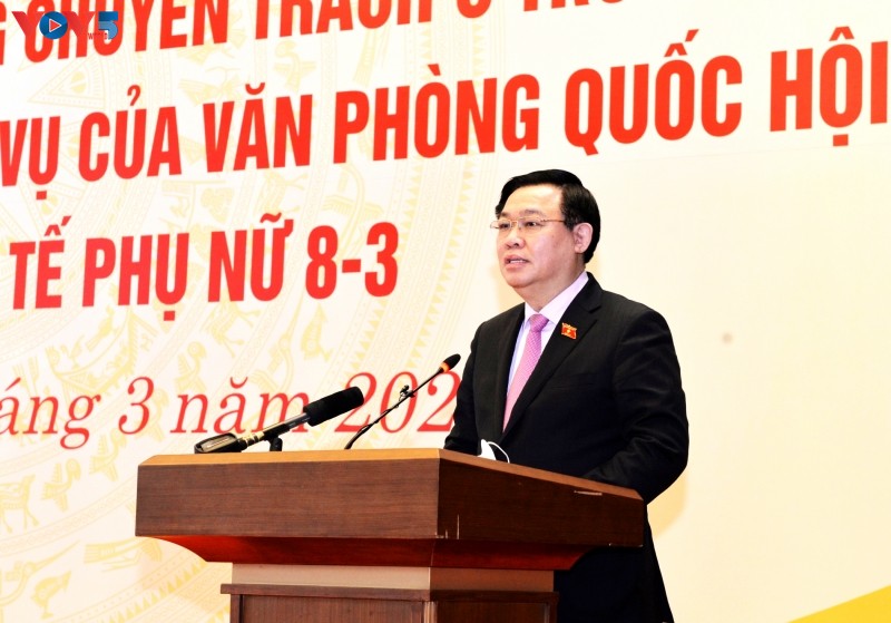Vuong Dinh Hue: Weibliche Abgeordnete setzen sich für die Erneuerung der Aktivitäten des Parlaments