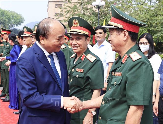Staatspräsident Nguyen Xuan Phuc besucht die Militärzone 1