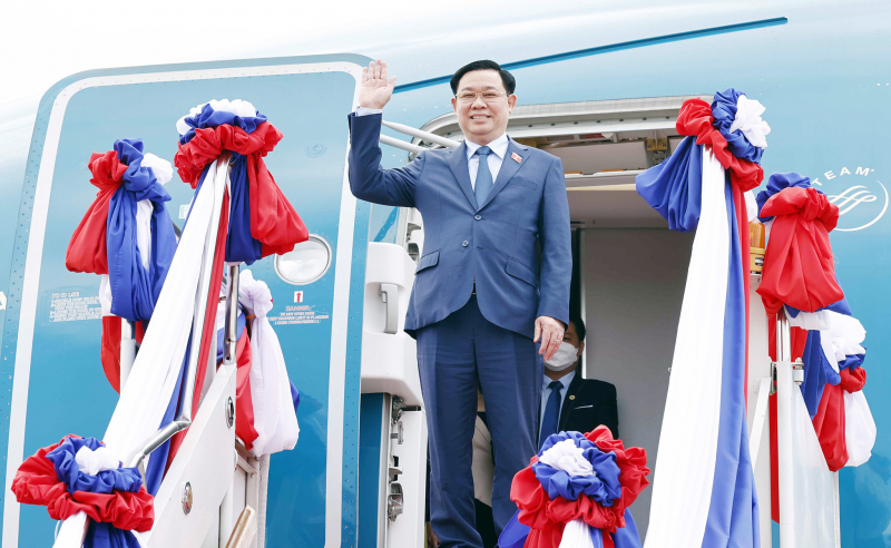 Parlamentspräsident Vuong Dinh Hue beginnt seinen offiziellen Besuch in Laos