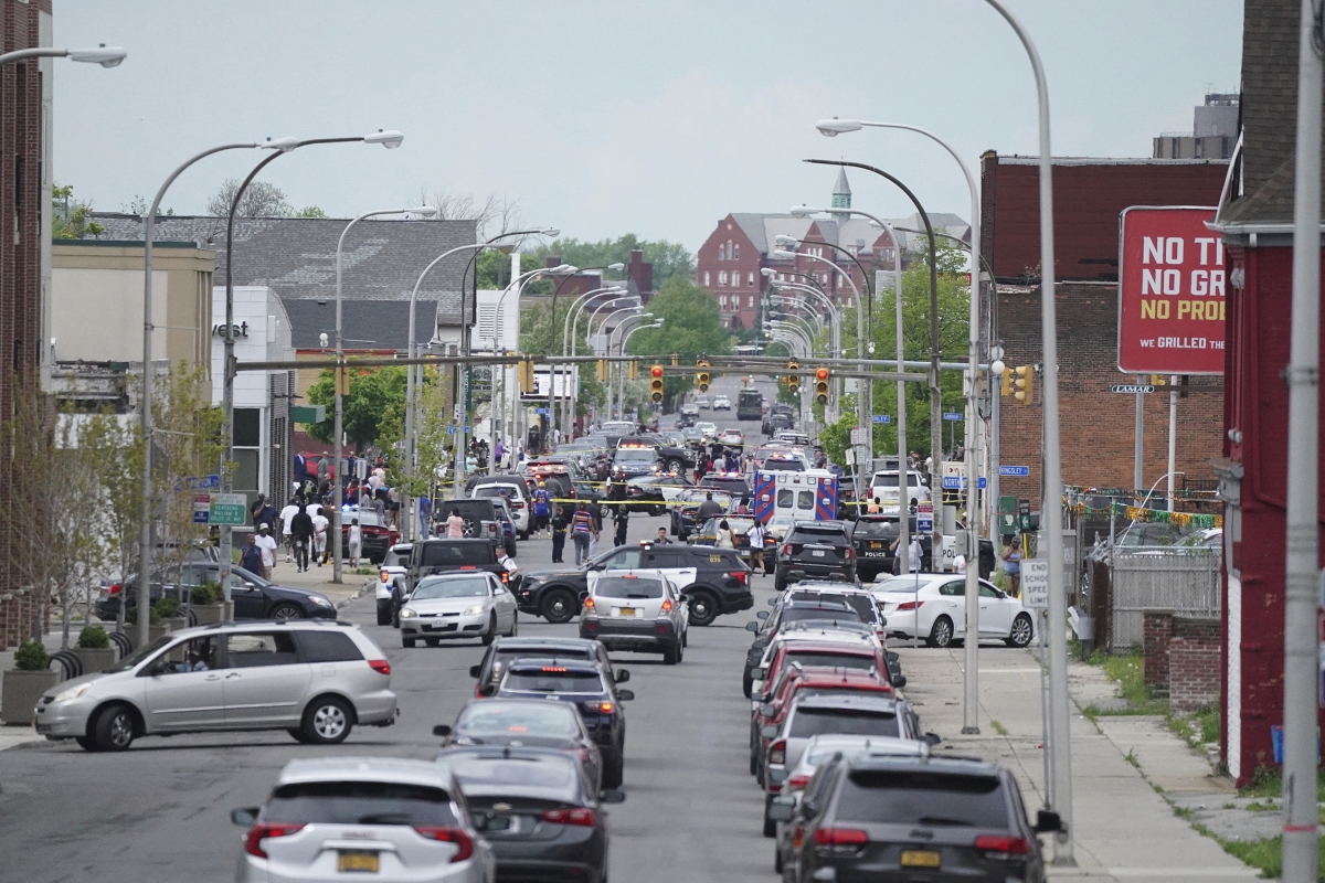 Mindestens zehn Menschen kommen bei einer Schießerei in einem Supermarkt in New York ums Leben