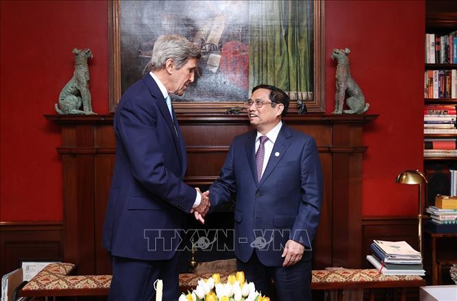Premierminister Pham Minh Chinh empfängt den Klimabeauftragten des US-Präsidenten, John Kerry