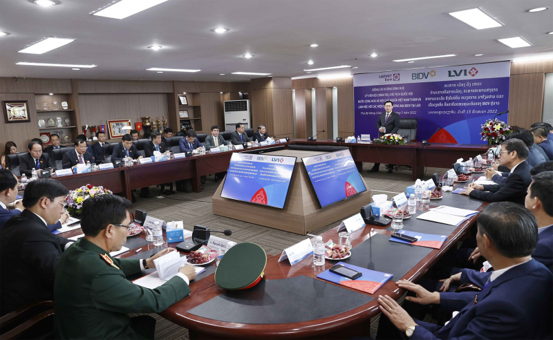 Parlamentspräsident Vuong Dinh Hue besucht die Handelsniederlassung der BIDV-Bank in Laos