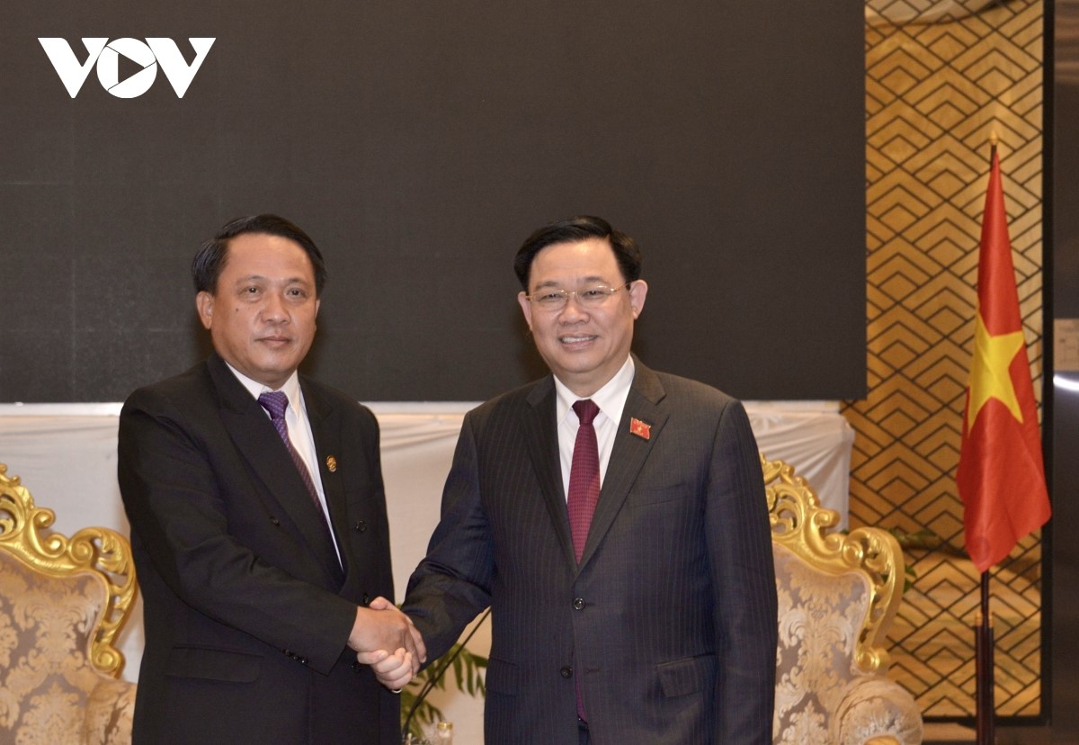Parlamentspräsident Vuong Dinh Hue empfängt den laotischen Finanzminister