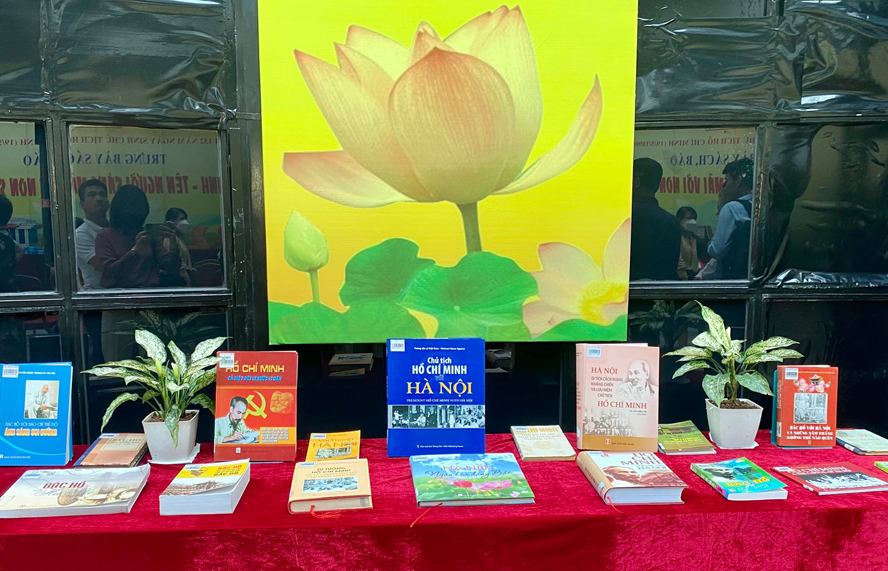 Ausstellung von Büchern und Zeitungen über Präsident Ho Chi Minh