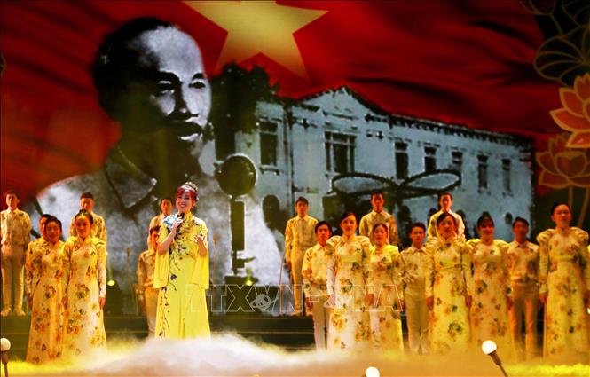 Kunstprogramm zum 111. Jahrestag der Abreise von Präsident Ho Chi Minh zur Rettung des Landes