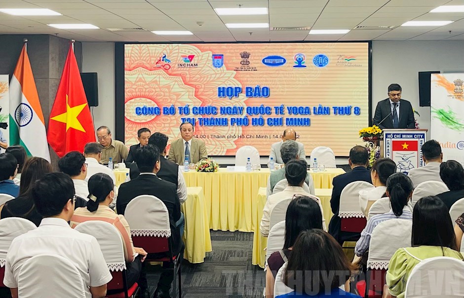 1000 Menschen bei Yoga-Tag in der Fußgängerzone Nguyen Hue