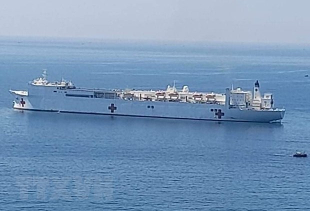 Krankenhausschiff der US-Marine legt am Hafen von Vung Ro an