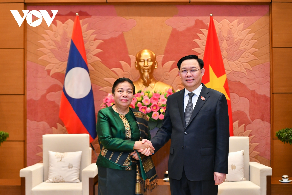 Die Beziehung zwischen den Parlamenten Vietnams und Laos zu einem Modell der parlamentarischen Zusammenarbeit entwickeln
