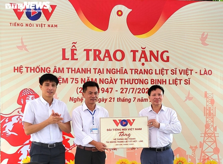 VOV überreicht dem Internationalen Soldatenfriedhof Vietnam – Laos ein Soundsystem
