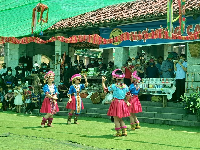 Attraktive Aktivitäten mit dem Thema “Ich liebe mein Dorf” im Kultur- und Tourismusdorf der vietnamesischen Volksgruppen