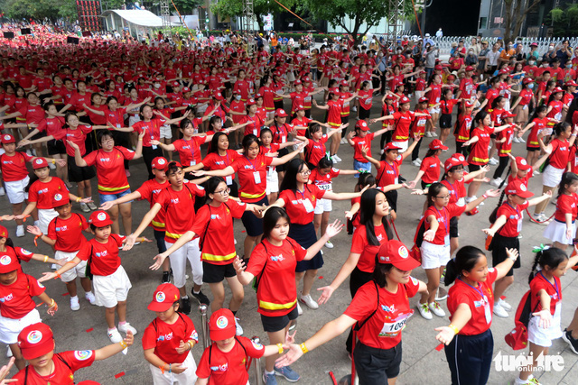 Flashmob-Performance mit 3000 Kindern stellt einen vietnamesischen Rekord auf
