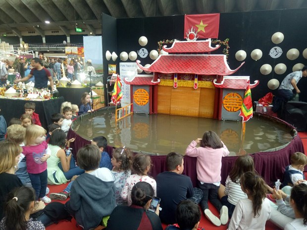 Aufführung traditioneller Stücke der vietnamesischen Wasserpuppen-Kunst in Südkorea
