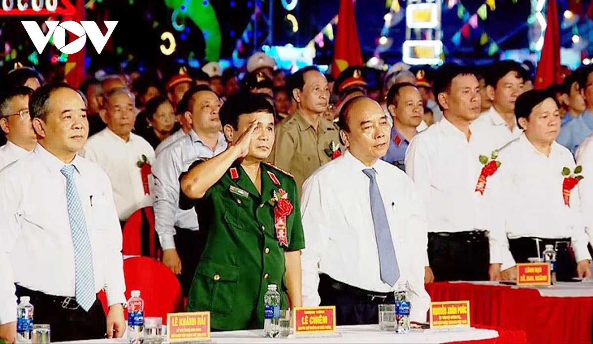 Staatspräsident Nguyen Xuan Phuc nimmt an der Feier zum 50. Jahrestag des Sieges Cam Doi teil