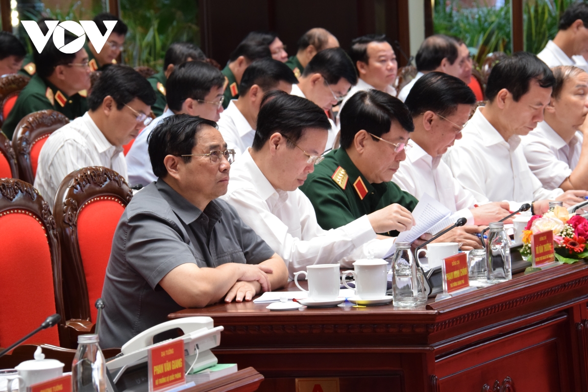 Premierminister Pham Minh Chinh nimmt an der Konferenz zur Entwicklung der Verteidigungsindustrie bis 2030 teil