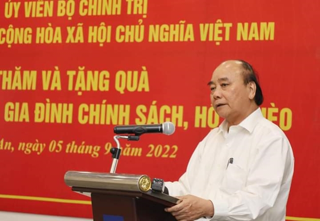 Staatspräsident Nguyen Xuan Phuc überreicht Geschenke an Menschen mit verdienstvollen Leistungen in Nghe An