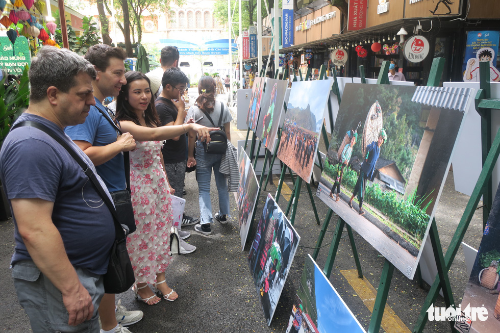 Fotoausstellung zur Spendensammlung für Schüler im felsigen Hochland