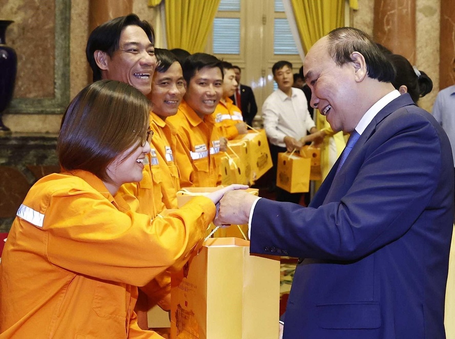 Staatspräsident Nguyen Xuan Phuc trifft sich mit ausgezeichneten Arbeitern in der Elektrizitätsindustrie