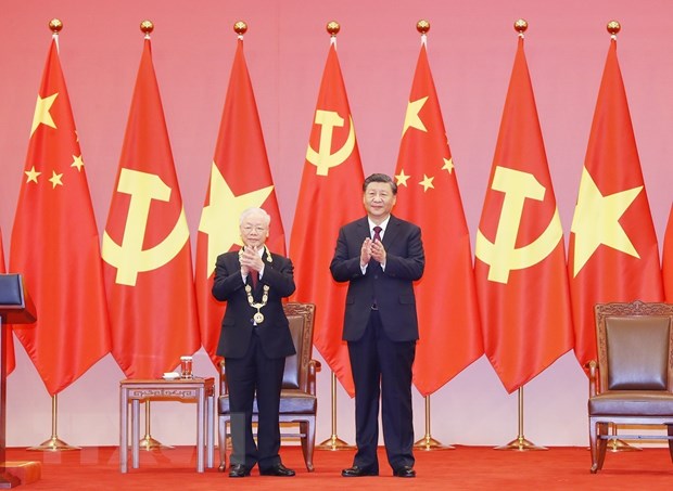 Generalsekretär der KP Chinas überreicht KPV-Generalsekretär Nguyen Phu Trong den Freundschaftsorden