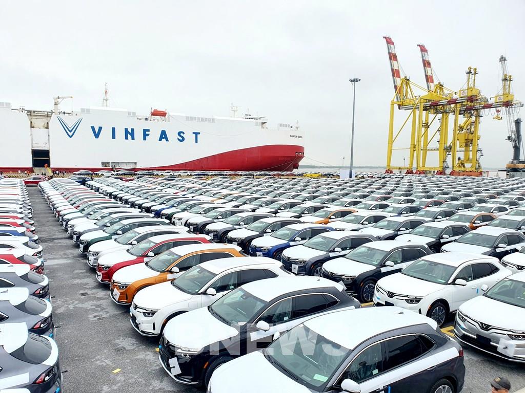 Das Schiff mit 999 VF 8-Autos von VinFast legt im Hafen von Kalifornien an