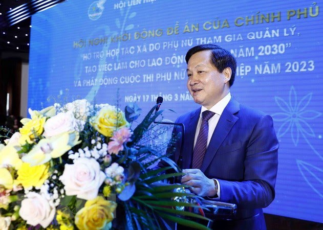 Vize-Premierminister Le Minh Khai nimmt am Start des Hilfsprojekts für Frauen teil
