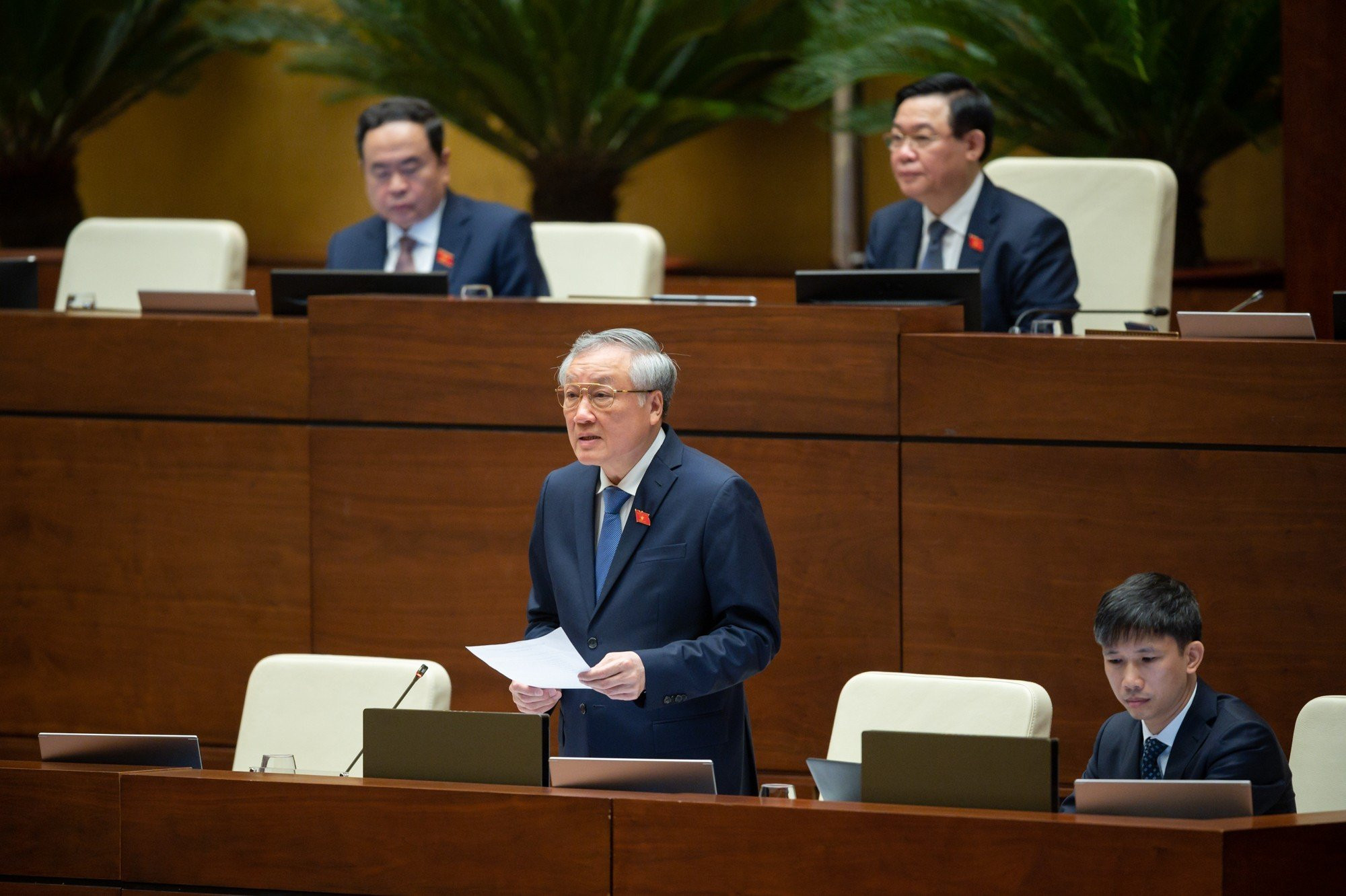 Der Präsident des Obersten Gerichtshofs Nguyen Hoa Binh beantwortet Fragen von Abgeordneten