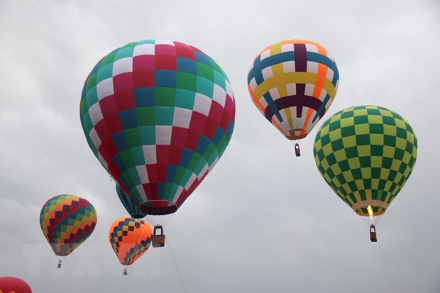 Das Heißluftballonfestival zieht Besucher nach Binh Thuan