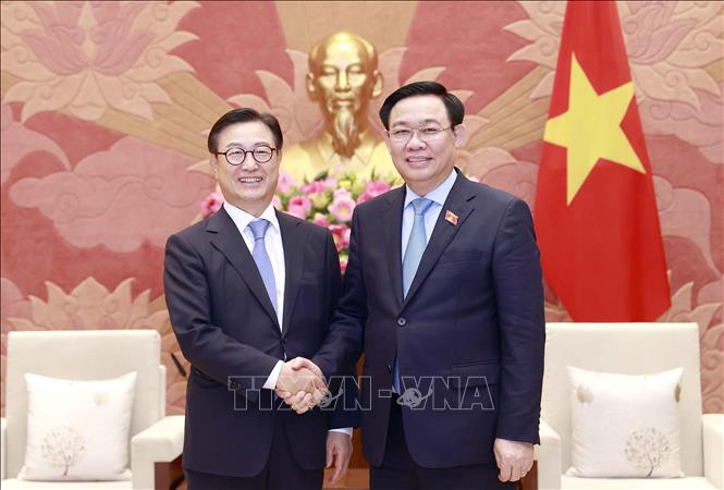Parlamentspräsident Vuong Dinh Hue empfängt den Generaldirektor der südkoreanischen Anwaltskanzlei Kim & Chang