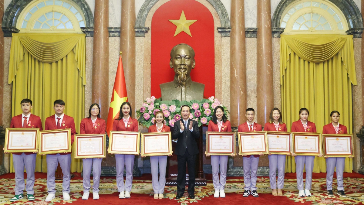 Staatspräsident Vo Van Thuong trifft hervorragende Sportler bei den SEA Games 32