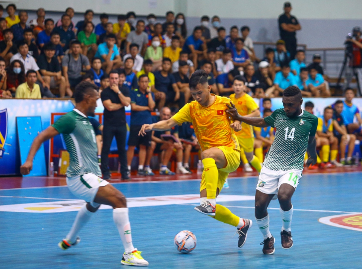 Die vietnamesische Futsal-Mannschaft gewinnt gegen Mannschaft von den Salomonen