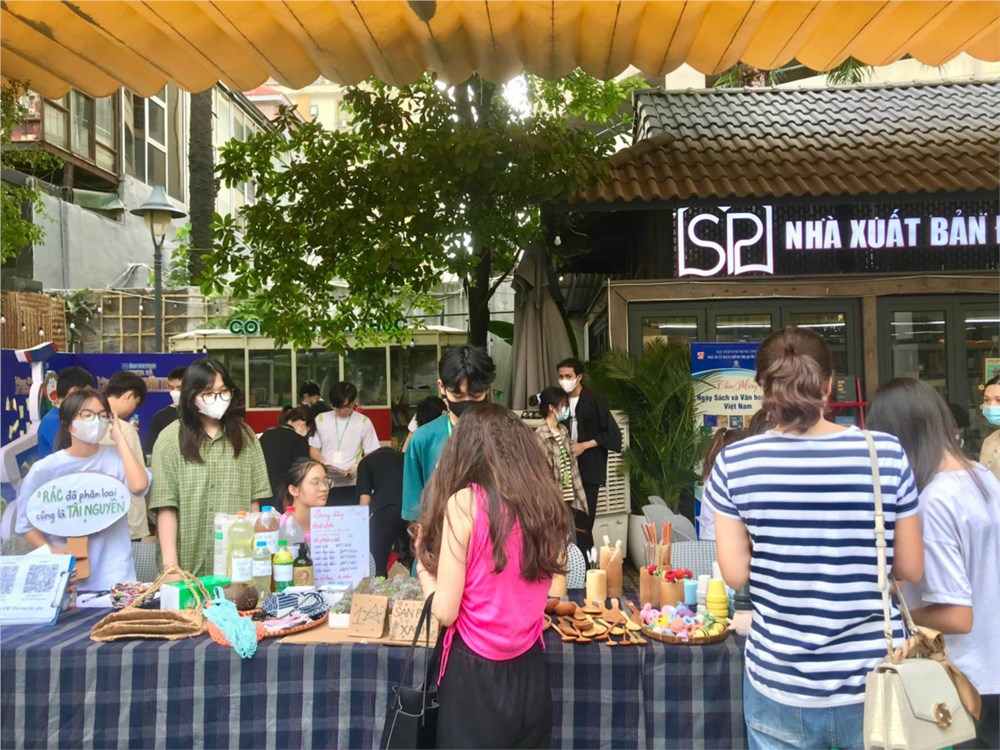 Das Fest „Müll gegen Bäume tauschen” auf der Buchstraße in Hanoi