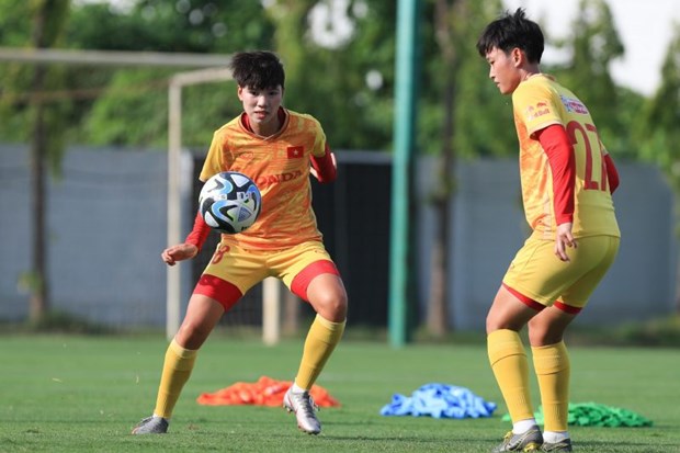 Die vietnamesische Fußballmannschaft der Frauen trainiert mit dem Spielball der Weltmeisterschaft 2023