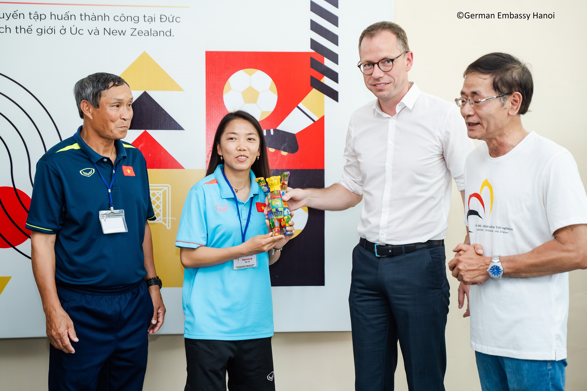Die vietnamesische Fußballnationalmannschaft der Frauen besucht die deutsche Botschaft in Hanoi
