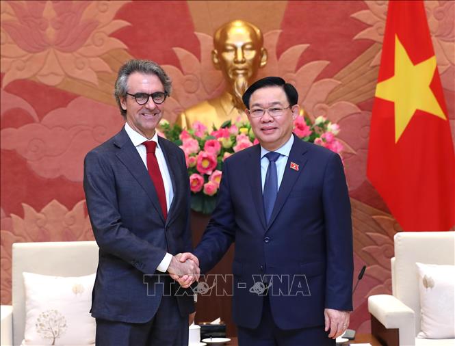 Parlamentspräsident Vuong Dinh Hue empfängt Botschafter