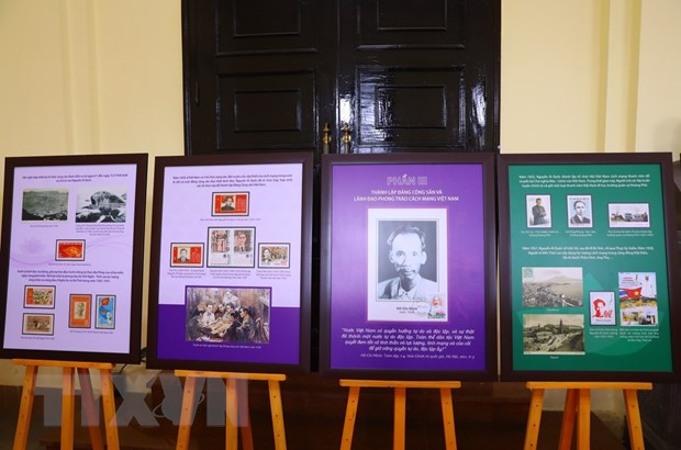 Die Ausstellung über Präsident Ho Chi Minh durch Briefmarkensammlungen und Postkarten in Hanoi eröffnet